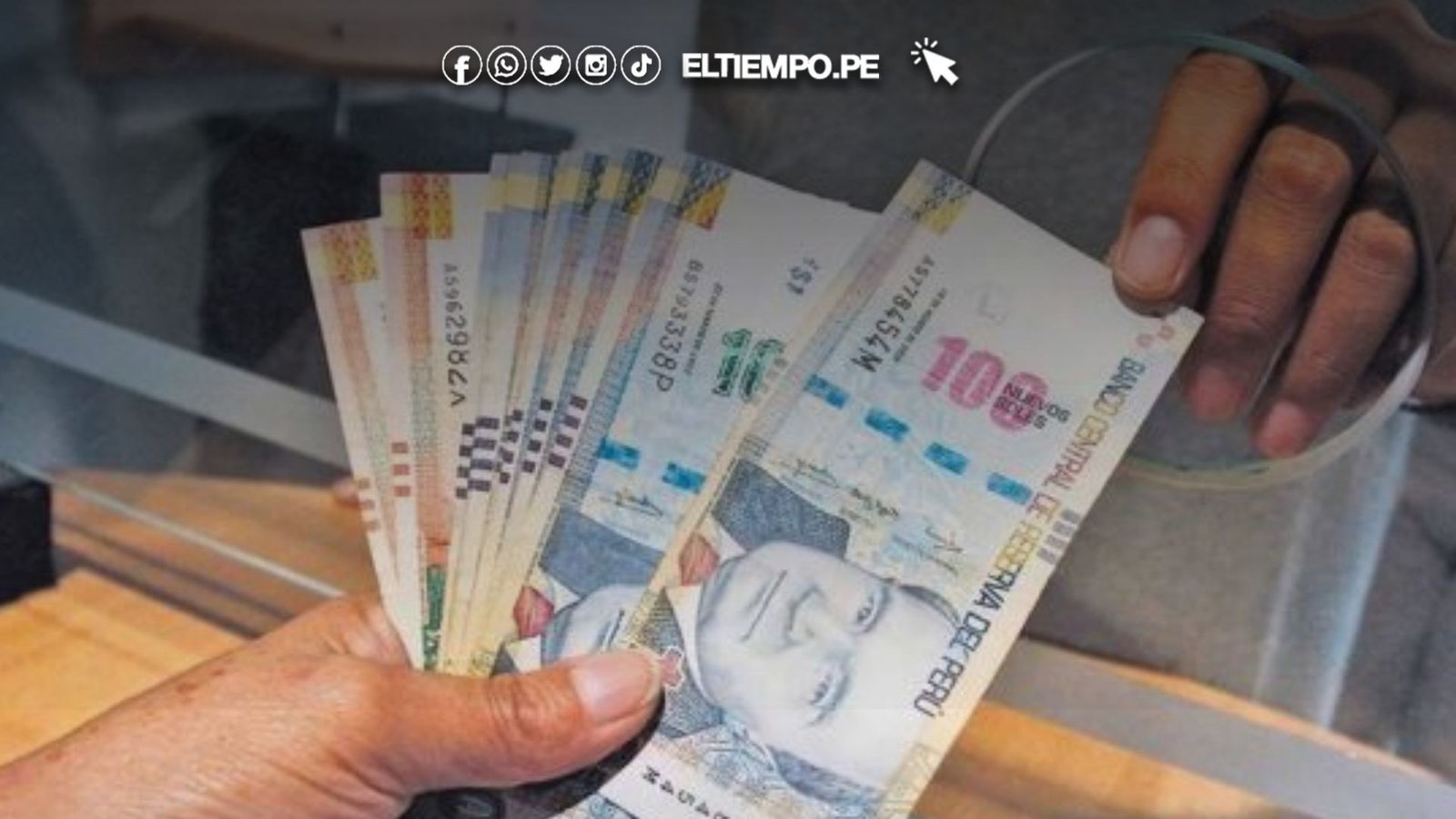 Bono 500 soles — Unas manos sostienen billetes de 100 soles peruanos mientras se verifica la autenticidad del dinero en el marco de las noticias sobre bonos. Foto de: ELTIEMPO.PE