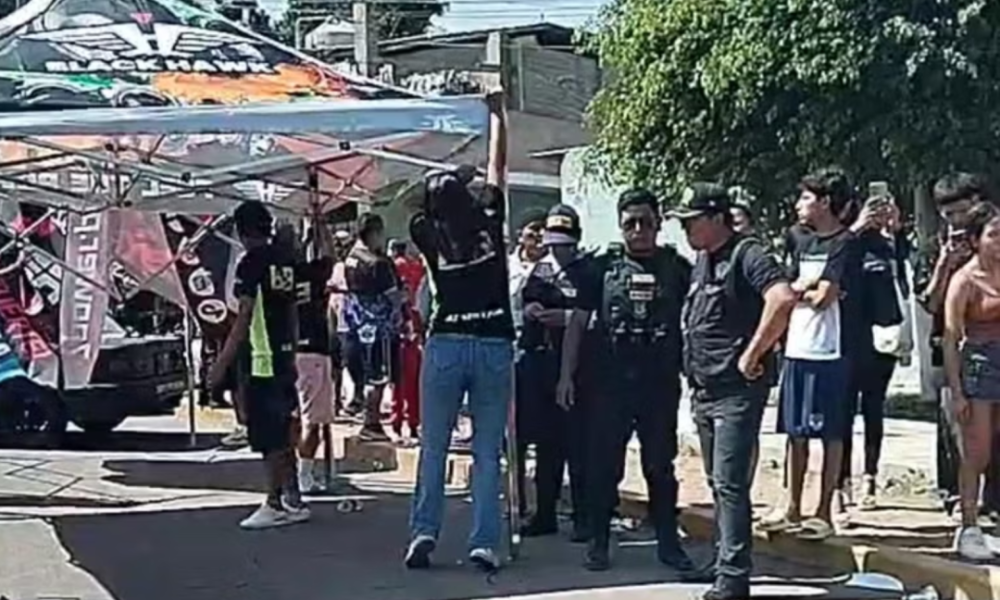 competencia automovilística — Agentes policiales intervienen en una zona de competencias automovilísticas tras un incidente que dejó dos heridos en el distrito de Laredo. Foto de: Perú21