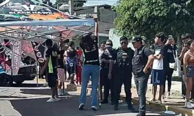 competencia automovilística — Agentes policiales intervienen en una zona de competencias automovilísticas tras un incidente que dejó dos heridos en el distrito de Laredo. Foto de: Perú21
