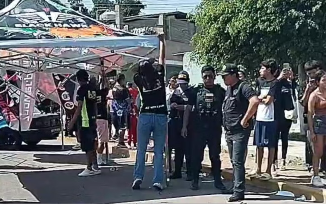 competencia automovilística — Agentes policiales intervienen en una zona de competencias automovilísticas tras un incidente que dejó dos heridos en el distrito de Laredo. Foto de: Perú21