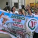 protestas voto popular — Varias personas sostienen una gran pancarta con el rostro de un hombre con sombrero y el nombre de Roberto Sánchez. Foto de: news.google.com