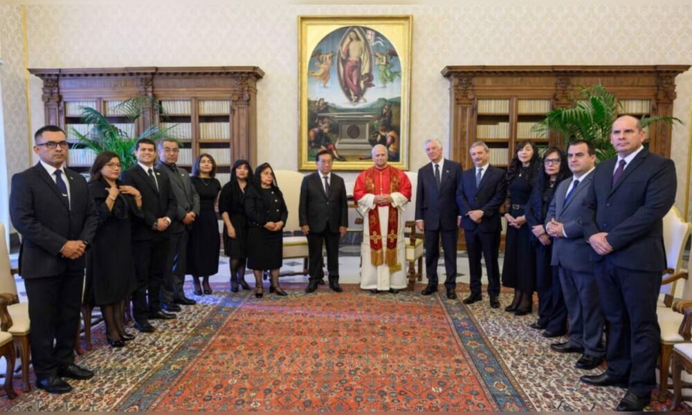 Balcázar realiza visita — El presidente Balcázar y tres ministros de Estado participan en una ceremonia oficial junto a autoridades eclesiásticas. Foto de: La República
