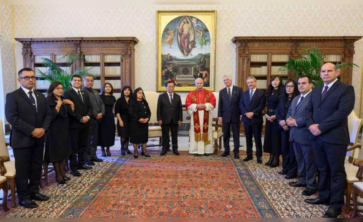 Balcázar realiza visita — El presidente Balcázar y tres ministros de Estado participan en una ceremonia oficial junto a autoridades eclesiásticas. Foto de: La República