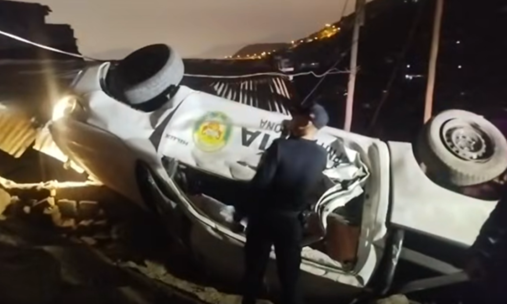 caída patrulla policía San — Una patrulla de policía volcada sobre una vivienda en San Juan de Lurigancho tras un accidente que dejó a dos agentes heridos. Foto de: Perú21