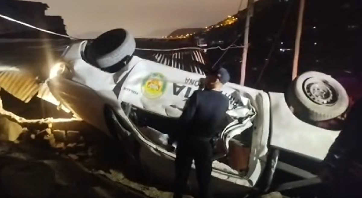 caída patrulla policía San — Una patrulla de policía volcada sobre una vivienda en San Juan de Lurigancho tras un accidente que dejó a dos agentes heridos. Foto de: Perú21
