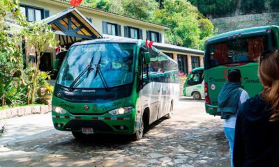 Cámara Regional — Autobuses turísticos circulan por la ruta Hiram Bingham en Cusco, donde se exige su recategorización a vía nacional. Foto de: Exitosa Noticias