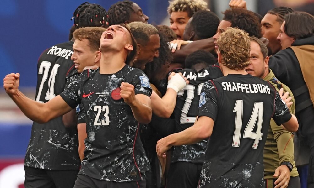 Canadá avanza octavos — Los jugadores de la selección de Canadá celebran con júbilo tras asegurar su victoria en los minutos finales contra Sudáfrica. Foto de: AFP