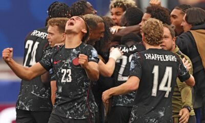 Canadá avanza octavos — Los jugadores de la selección de Canadá celebran con júbilo tras asegurar su victoria en los minutos finales contra Sudáfrica. Foto de: AFP