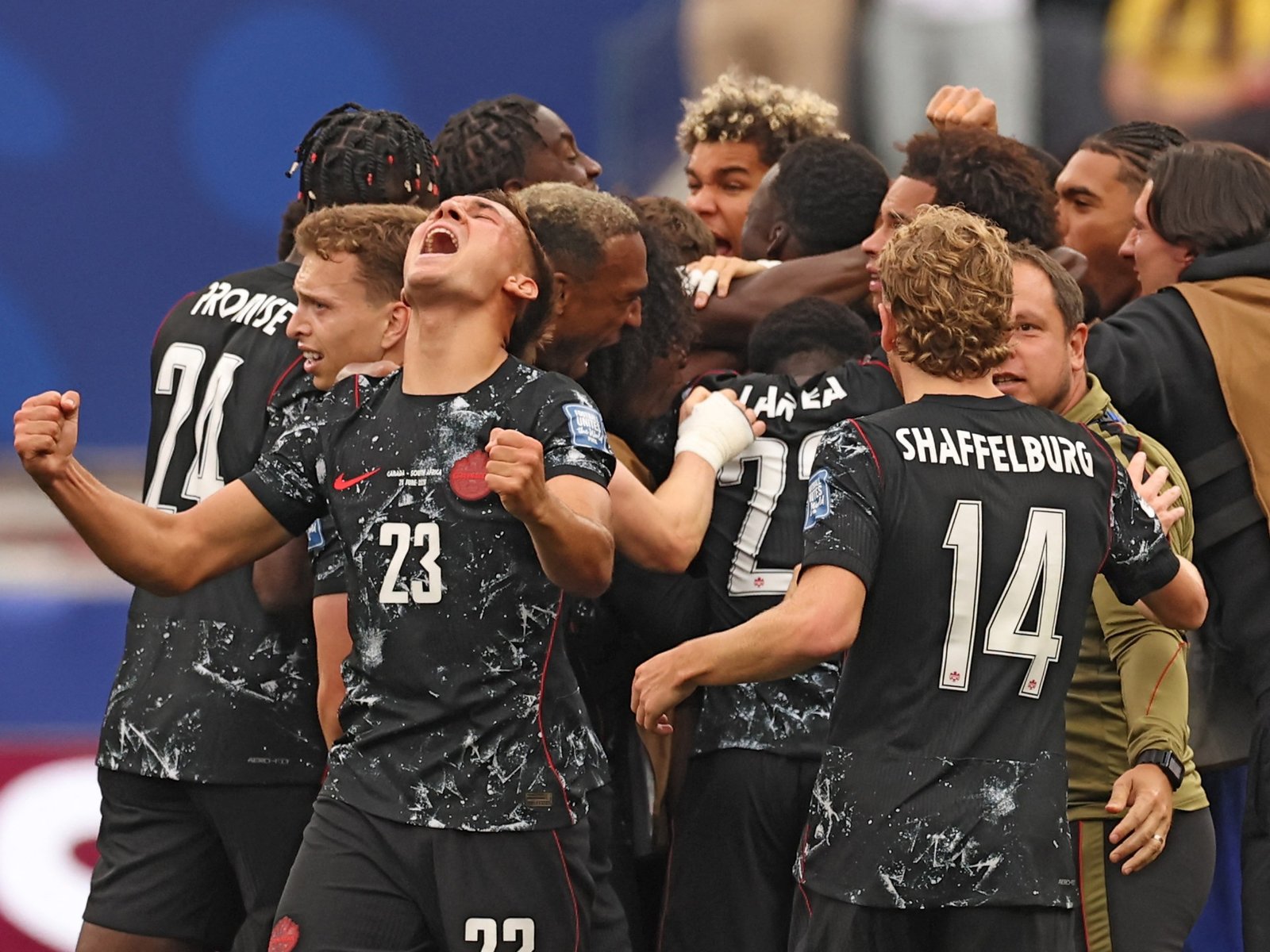 Canadá avanza octavos — Los jugadores de la selección de Canadá celebran con júbilo tras asegurar su victoria en los minutos finales contra Sudáfrica. Foto de: AFP