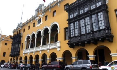 Alcaldía Metropolitana — Vista exterior de un edificio amarillo con balcones de madera oscura y una serie de arcos en la planta baja. Foto de: Gestión