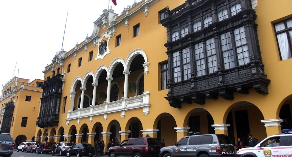Alcaldía Metropolitana — Vista exterior de un edificio amarillo con balcones de madera oscura y una serie de arcos en la planta baja. Foto de: Gestión