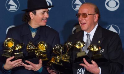 homenaje clive davis — Carlos Santana y Clive Davis posan con sus premios Grammy en una ceremonia de la industria musical. Foto de: Rolling Stone