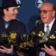homenaje clive davis — Carlos Santana y Clive Davis posan con sus premios Grammy en una ceremonia de la industria musical. Foto de: Rolling Stone