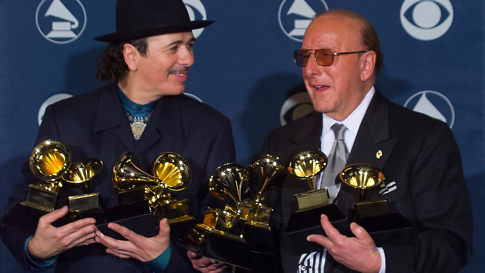 homenaje clive davis — Carlos Santana y Clive Davis posan con sus premios Grammy en una ceremonia de la industria musical. Foto de: Rolling Stone
