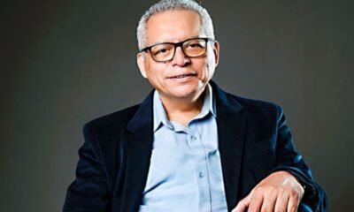 guía guiones — El autor y docente César Verástegui posa para una fotografía promocional de su guía práctica para elaborar guiones. Foto de: El Peruano
