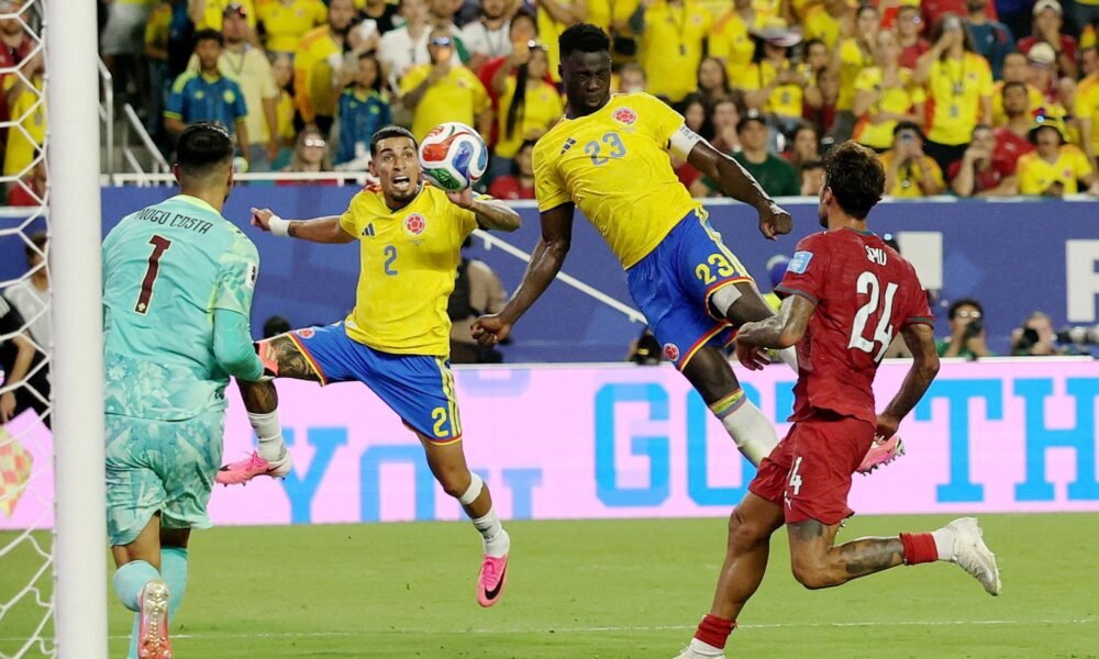 Colombia Portugal empatan — Davinson Sánchez disputa un balón en el campo durante el intenso empate 0-0 entre Colombia y Portugal en la Copa del Mundo. Foto de: Paul Childs/Reuters