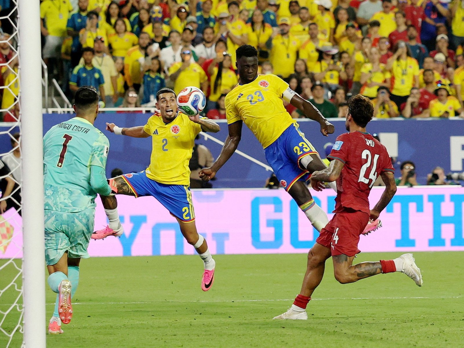 Colombia Portugal empatan — Davinson Sánchez disputa un balón en el campo durante el intenso empate 0-0 entre Colombia y Portugal en la Copa del Mundo. Foto de: Paul Childs/Reuters