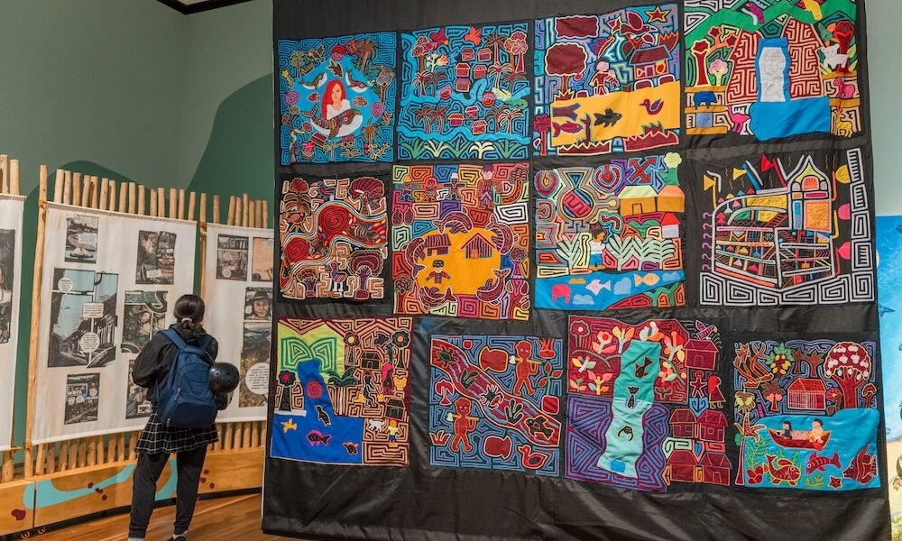 exposición 'Caminos — Una muestra de textiles coloridos representa la conexión con el agua y la vida de las comunidades del Darién en el Museo Nacional. Foto de: Camila Morales
