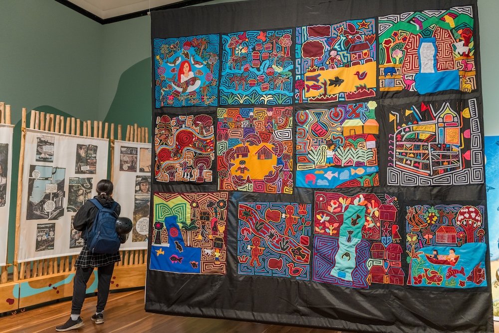 exposición 'Caminos — Una muestra de textiles coloridos representa la conexión con el agua y la vida de las comunidades del Darién en el Museo Nacional. Foto de: Camila Morales