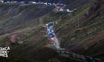 Una larga fila de camiones circula por la carretera Central en Perú, cuya mejora y financiamiento fue aprobada recientemente por el Congreso. Foto de: HUANCAYO TIMES