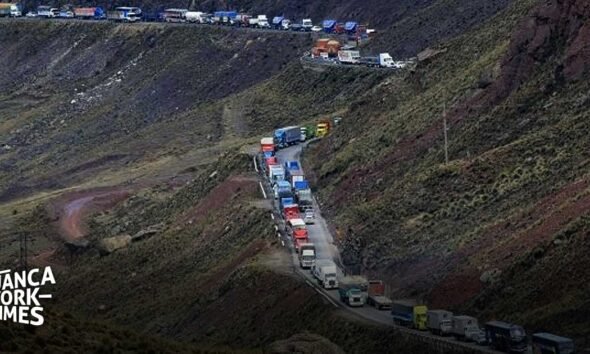 Una larga fila de camiones circula por la carretera Central en Perú, cuya mejora y financiamiento fue aprobada recientemente por el Congreso. Foto de: HUANCAYO TIMES