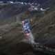 Una larga fila de camiones circula por la carretera Central en Perú, cuya mejora y financiamiento fue aprobada recientemente por el Congreso. Foto de: HUANCAYO TIMES