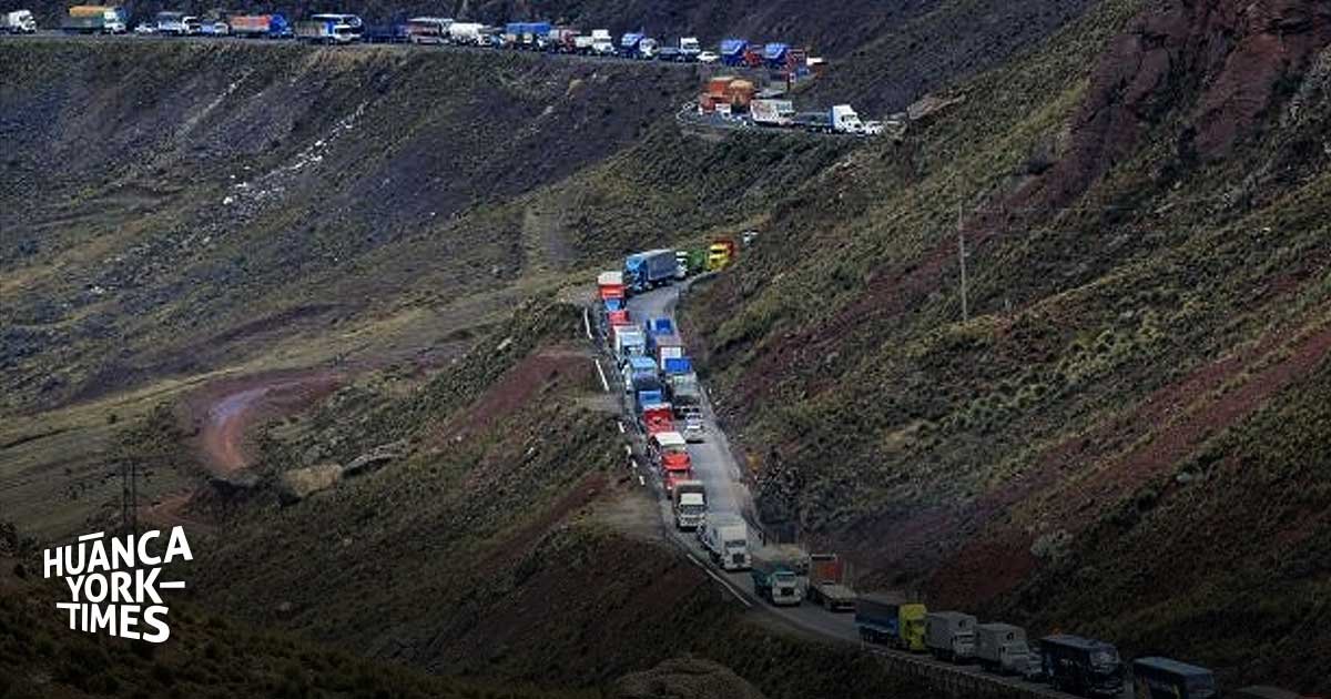 Una larga fila de camiones circula por la carretera Central en Perú, cuya mejora y financiamiento fue aprobada recientemente por el Congreso. Foto de: HUANCAYO TIMES