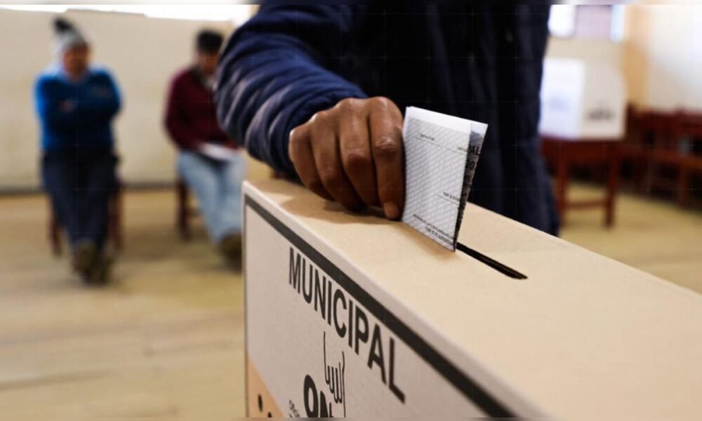 Elecciones Regionales — Una persona deposita un voto en una urna durante un proceso electoral, relacionado con los cambios en las reglas para las elecciones de 2026. Foto de: La República