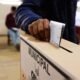 Elecciones Regionales — Una persona deposita un voto en una urna durante un proceso electoral, relacionado con los cambios en las reglas para las elecciones de 2026. Foto de: La República