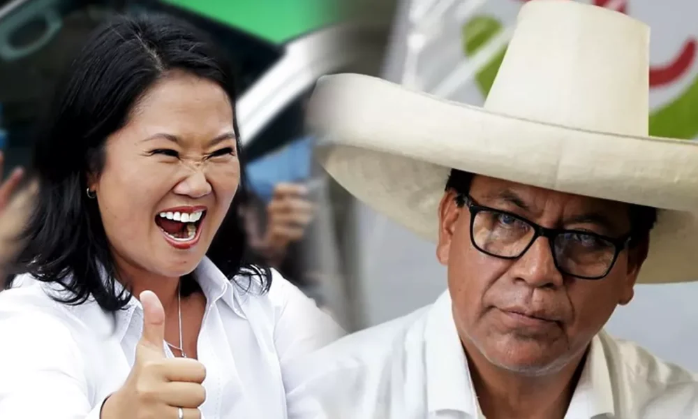 Keiko Fujimori — Una mujer joven ríe mientras hace el gesto de pulgar arriba junto a un hombre con gafas y un gran sombrero blanco. Foto de: El Búho