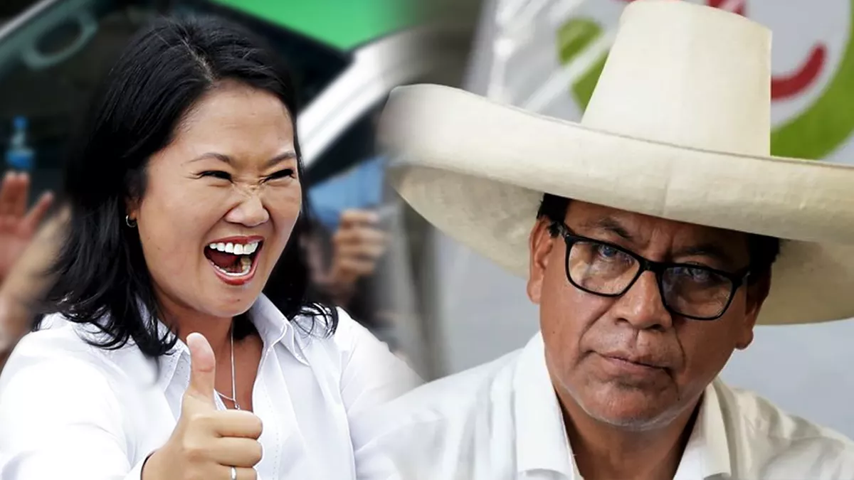 Keiko Fujimori — Una mujer joven ríe mientras hace el gesto de pulgar arriba junto a un hombre con gafas y un gran sombrero blanco. Foto de: El Búho