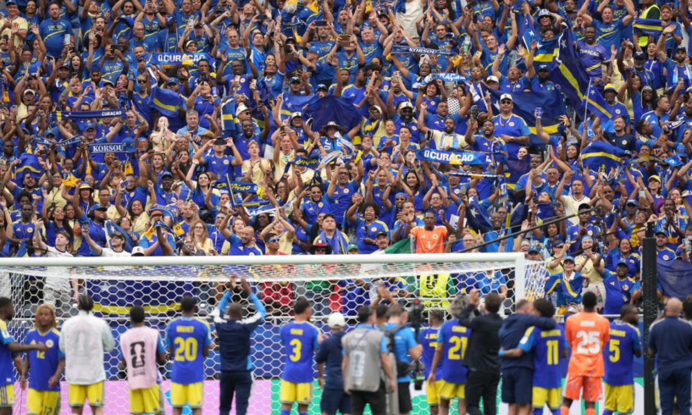 primer gol mundialista — Los jugadores de Curazao celebran su victoria en el Mundial ante la ovación de sus aficionados en las gradas. Foto de: LAPRESSE