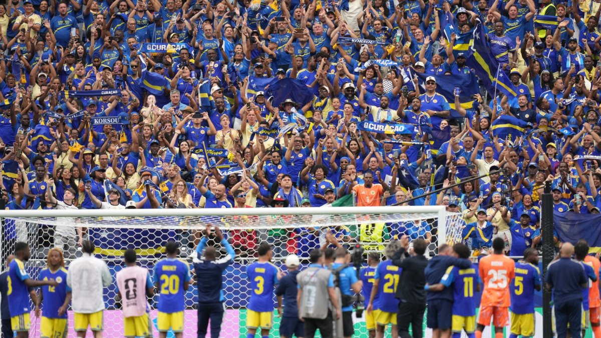 primer gol mundialista — Los jugadores de Curazao celebran su victoria en el Mundial ante la ovación de sus aficionados en las gradas. Foto de: LAPRESSE