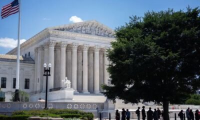 Manifestantes se reúnen frente al edificio de la Corte Suprema de los Estados Unidos tras la decisión sobre el estatus de protección temporal. Foto de: news.google.com