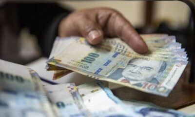 Mano sosteniendo billetes de 100 soles peruanos en un contexto de preocupación por el déficit fiscal y la economía del país. Foto de: Gestión