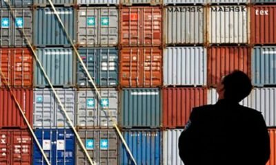brechas sociales — Contenedores de carga en un puerto simbolizan el movimiento de mercancías y la logística comercial en el contexto del desarrollo económico peruano. Foto de: Gestión