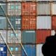 brechas sociales — Contenedores de carga en un puerto simbolizan el movimiento de mercancías y la logística comercial en el contexto del desarrollo económico peruano. Foto de: Gestión