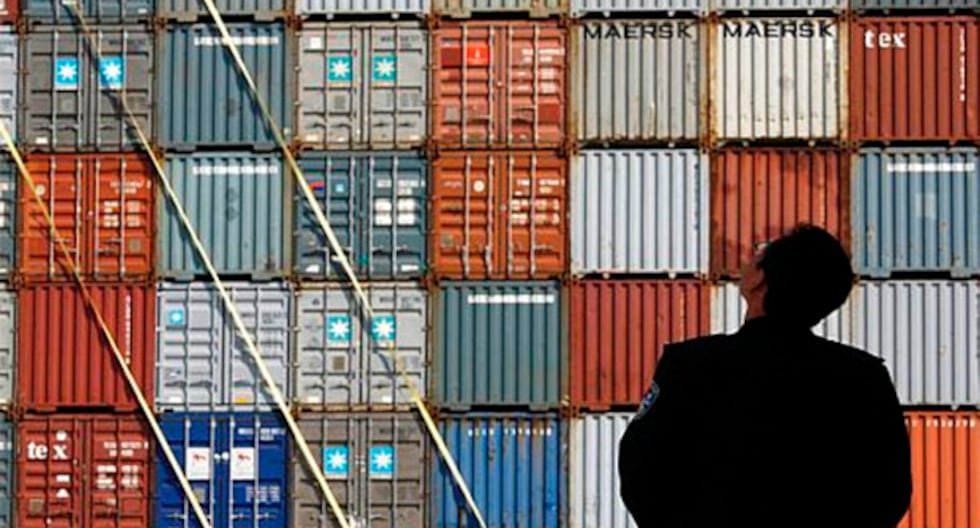 brechas sociales — Contenedores de carga en un puerto simbolizan el movimiento de mercancías y la logística comercial en el contexto del desarrollo económico peruano. Foto de: Gestión