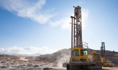 DLP Resources — Maquinaria pesada opera en una zona de extracción minera para el proyecto de cobre Aurora en el sur del Perú. Foto de: Gestión
