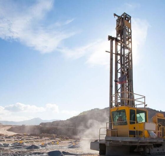 DLP Resources — Maquinaria pesada opera en una zona de extracción minera para el proyecto de cobre Aurora en el sur del Perú. Foto de: Gestión