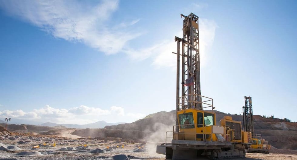 DLP Resources — Maquinaria pesada opera en una zona de extracción minera para el proyecto de cobre Aurora en el sur del Perú. Foto de: Gestión