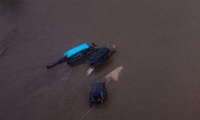 Embarcaciones operan en aguas turbias de la Amazonía peruana, evidenciando la actividad minera ilegal detectada en sobrevuelos recientes. Foto de: Santiago Romaní