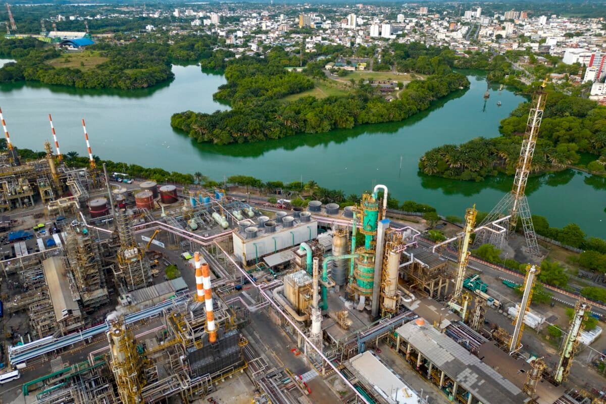 Magdalena Medio — La imagen muestra infraestructura petrolera en Colombia, reflejando el contexto de supuestos incumplimientos ambientales de Ecopetrol. Foto de: Earthworks -EIA