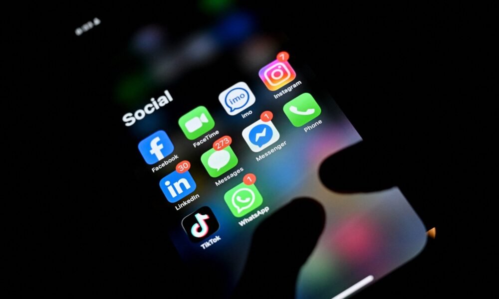 Una pantalla de teléfono muestra diversas aplicaciones de redes sociales mientras el Congreso de EE. UU. busca regular su impacto en los menores. Foto de: AFP