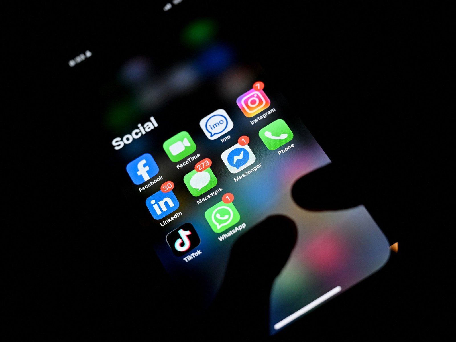Una pantalla de teléfono muestra diversas aplicaciones de redes sociales mientras el Congreso de EE. UU. busca regular su impacto en los menores. Foto de: AFP