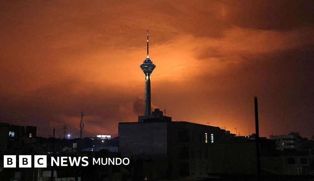 ataques EE.UU. Irán — La Torre Milad en Teherán se muestra bajo un cielo iluminado tras los ataques aéreos que siguieron a la ofensiva de EE.UU. contra Irán. Foto de: Getty Images