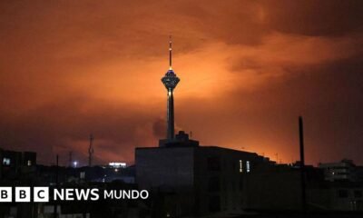 ataques EE.UU. Irán — La Torre Milad en Teherán se muestra bajo un cielo iluminado tras los ataques aéreos que siguieron a la ofensiva de EE.UU. contra Irán. Foto de: Getty Images
