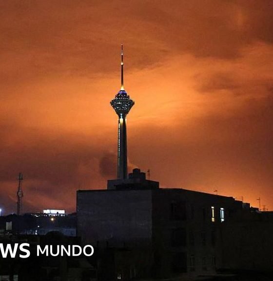 ataques EE.UU. Irán — La Torre Milad en Teherán se muestra bajo un cielo iluminado tras los ataques aéreos que siguieron a la ofensiva de EE.UU. contra Irán. Foto de: Getty Images