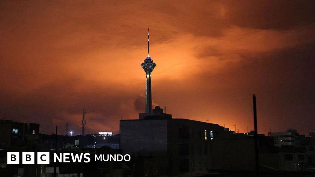 ataques EE.UU. Irán — La Torre Milad en Teherán se muestra bajo un cielo iluminado tras los ataques aéreos que siguieron a la ofensiva de EE.UU. contra Irán. Foto de: Getty Images