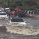 Niño riesgos trabajadores — Vehículos y personas atraviesan una zona inundada por las lluvias causadas por el fenómeno de El Niño. Foto de: Gestión